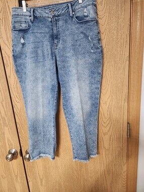 Time and Tru Light Blue Distressed Cropped Jeans